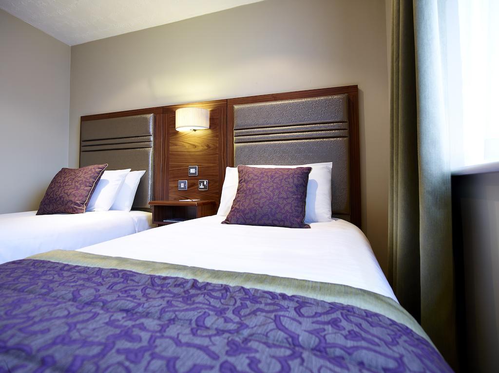 The Briar Court Hotel Huddersfield Room photo